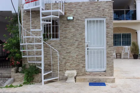 2 Guests 1Bed Studio 3Min to Beach and Main Street Отели в г. Сосуа