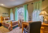 Tree Tops by HoneyBear Cabins - Boutique
