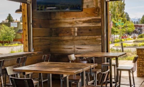 Ski Inn Taphouse Hotel