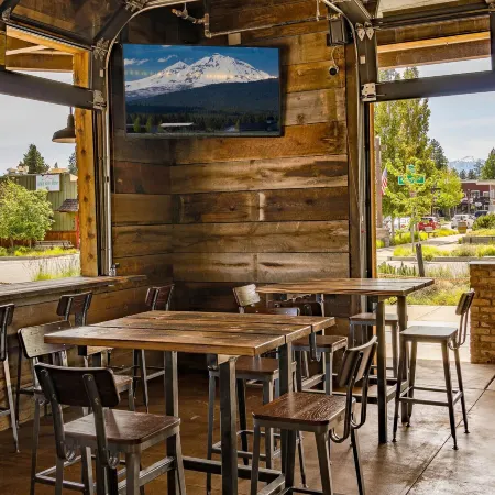 Ski Inn Taphouse Hotel Отели в г. Систерс