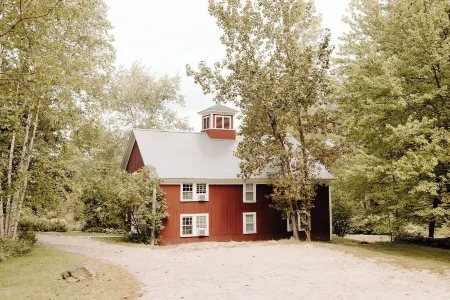 Snowvillage Inn Отели рядом с достопримечательностью «Danforth Bay Camping & RV Resort»