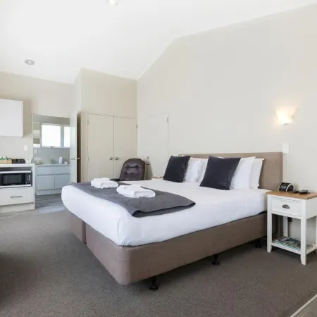 Colonial Court Motor Inn Отели рядом с достопримечательностью «Парк Мемориал»