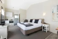 Colonial Court Motor Inn Hotels in Te Puna