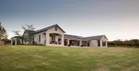 Under Oaks Guest House Hotels in 