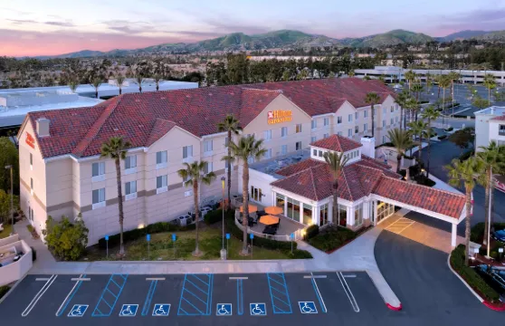 東艾爾文/森林湖希爾頓花園酒店