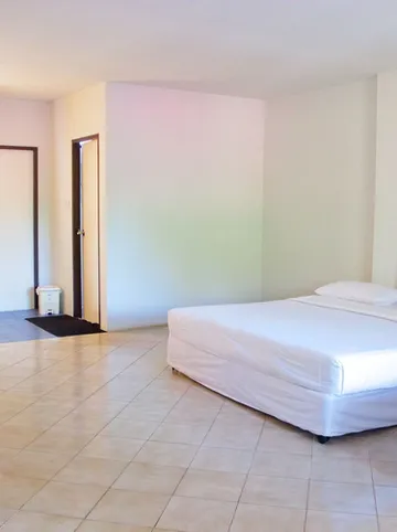 รูปภาพของสีชังชายเขารีสอร์ท