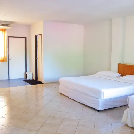 Sichang Shine Khao Resort Отели рядом с достопримечательностью «Ко Си Чанг»