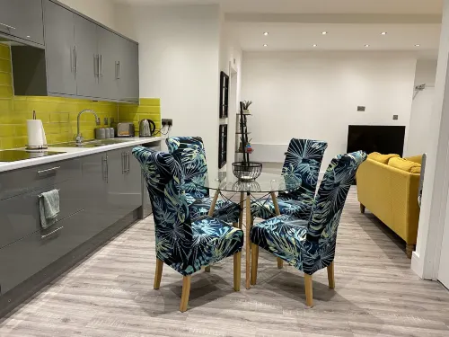 3 Bed Flat - Sleeps 6 - Parking - Wifi