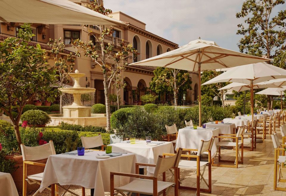 [The Maybourne Beverly Hills의 럭셔리한 로비 공간]