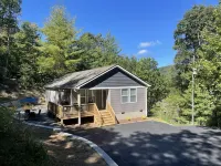 Rustic Chic Mountain Home 15 min from DT Asheville Bearwallow Mountain Trail附近的飯店
