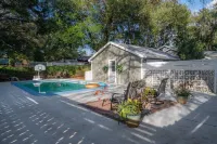 Posh spacious pool house in the Heights. - สระว่ายน้ำส่วนตัว