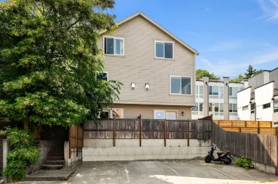 Seattle Vacation Home: Life's A Game Hotels in Central Seattle