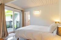 Sunny Side Island Retreat by AvantStay Backyard