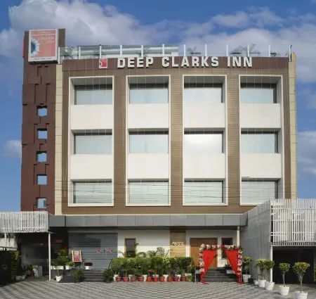 Hotel Deep Clarks Inn Lucknow Отели в г. Рендуа Палхэри