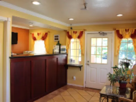 上湖旅社和套房 萊克縣酒店