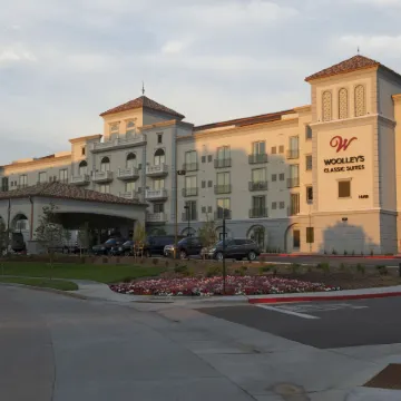 Woolley's Classic Suites Denver Airport