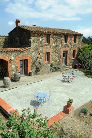 Le Mas des Colombes Chambres d'hôtes B&B & Spa Отели в г. Ллоро