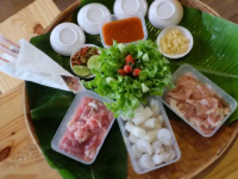 นอกชานมีนารีสอร์ท Nok Chan Mee Na โรงแรมในอำเภอ จอมทอง