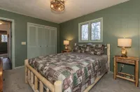 Blue Ridge Bear Necessitates Cabin Retreat w/ VIEWS! Hotels near Thunder Hill Overlook
