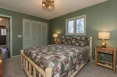 Blue Ridge Bear Necessitates Cabin Retreat w/ VIEWS! Hotels near Thunder Hill Overlook