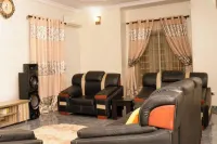 Sleeps8-Parking-Jacuzzi-WiFi-AirCon Hotels in 