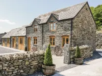 Cosy Barn - Sleeps 8 Hot Tub & Countryside Views