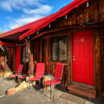 Foot of the Mountain Motel