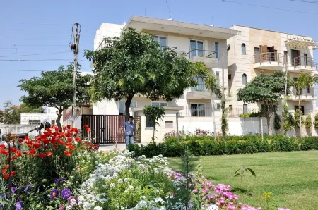 Perch Service Apartments - Sector 40 Отели рядом с достопримечательностью «Университет Гургаон»