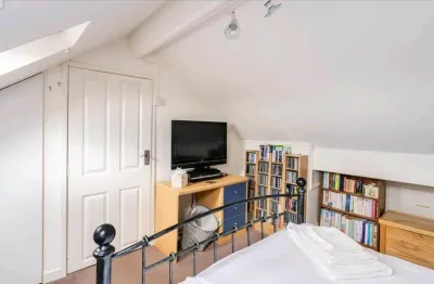 3 Bedroom - 1 Bathroom - Garden - Pet Friendly Các khách sạn gần Wrexham Glynd?r University