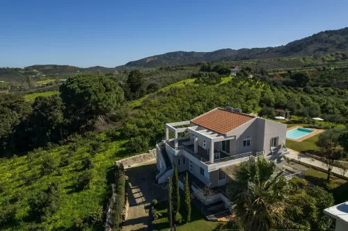 Villa Adam فنادق في Theriso