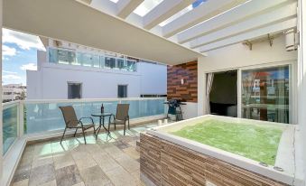 Gorgeous 1 Br PH Apartment w Jacuzzi