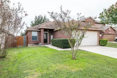 Modern Stay 15 Mins to Downtown SA, 5 Mins to Lackland AFB – Perfect for BMT! Hotels near USAF Airman Heritage Training Complex, JBSA-Lackland, TX