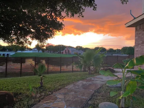 Charming Pond Villa 3-bedroom 2 Bath house DFW