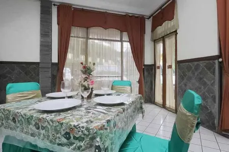 Hotel Lestari Near Lippo Plaza Mall Jember Mitra RedDoorz Отели рядом с достопримечательностью «Jember Mini Zoo»