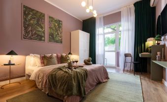 Delightful University Square 1BR, Balcony Church Views