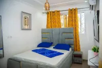 2 Bed Apt Sleeps 5 - WiFi Parking Balcony Hotels in 