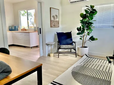 Private Back House with Deck and Kitchenette - Cozy Tranquil Hoteles en 