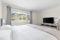 McCauley's Havilland Bay Hotels in Algoma District