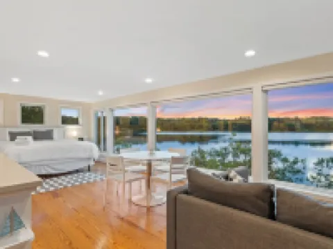 WOW View! Waterfront Cottage. Private Beach, King Bed, Full Kitchen. Relax&Enjoy โรงแรมในSandwich