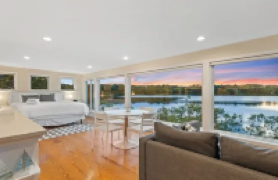 WOW View! Waterfront Cottage. Private Beach, King Bed, Full Kitchen. Relax&Enjoy 桑威奇酒店