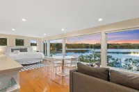 WOW View! Waterfront Cottage. Private Beach, King Bed, Full Kitchen. Relax&Enjoy