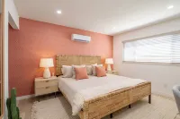 Reel House - Pool, Hot Tub, A/C, BBQ, 100in projector Movie Room, Pet Friendly!