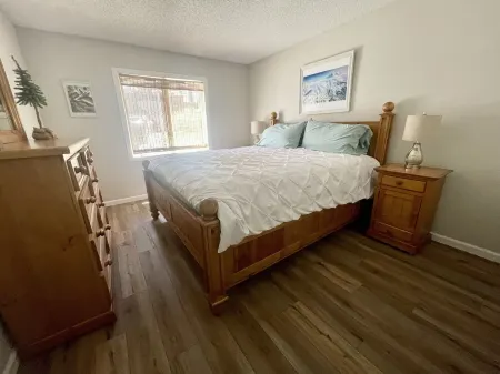 Spacious and cozy mountain retreat, dog friendly, great location Mammoth Lakes Отели в г. Маммот-Лейкс