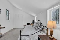 Serene Escape in the Pocono Mountains - Lake, Beach, Outdoor and Indoor Pools! Hotel a Clifton Township