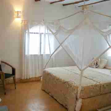 Captivating 1-Bed Apartment, with a Nice Garden Rooms