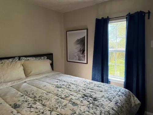 Charming 2-bedroom pet-friendly house with fenced yard minutes from Galveston! Hotels in Hitchcock