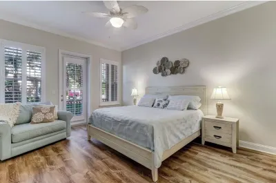 Luxury ground level condo. Golf cart, bikes, included.