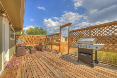 Henley-Lux Tiny Home-Hot Tub-Fire Pit Hotels in Gillespie County