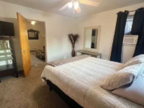 Cozy 1-bedroom flat in lovely Corning Hotels in Corning