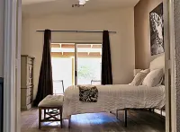 Work-Ready Home w/ Office, EV Charger & Easy Strip Access ヘンダーソン・アンフィシアター周辺のホテル
